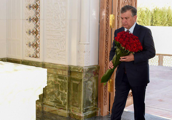 Президент возложил цветы к могиле Ислама Каримова