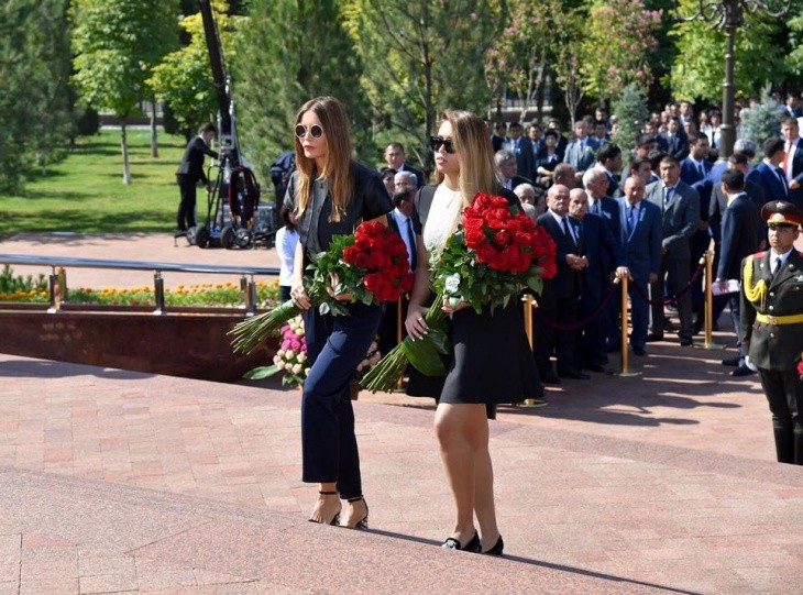 Опальная внучка возложила цветы к памятнику Каримову