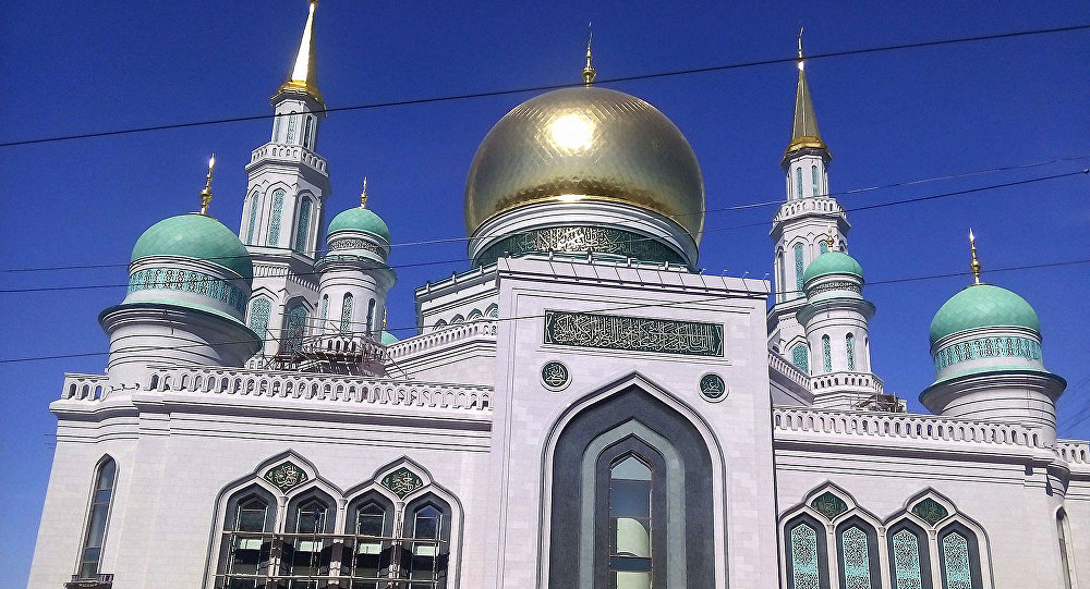 У входа в столичную мечеть избили стража порядка  