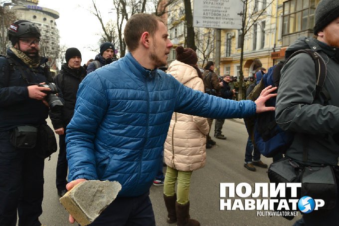 Украинского министра потащили в суд за атаку на посольство РФ