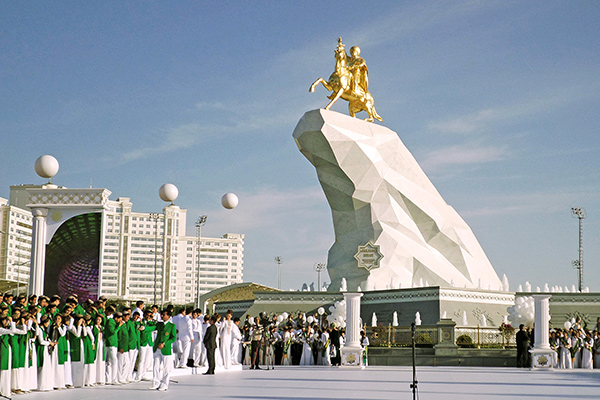 Президент Туркмении получил второй «Золотой месяц» Героя