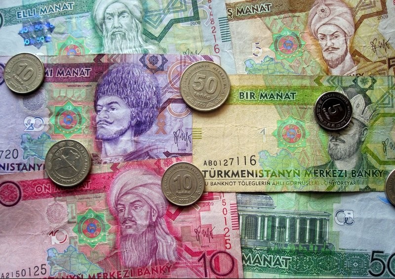 Туркменский манат рухнул на «черном рынке»