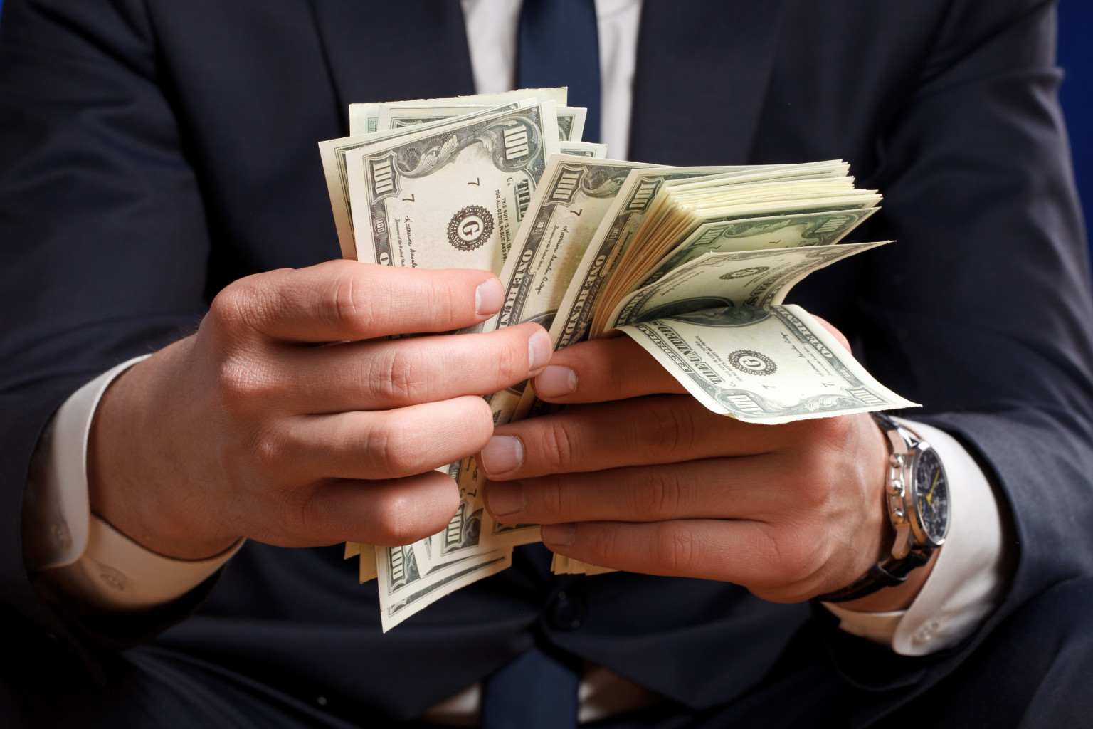 Сотрудник банка "набрал" кредитов на $ 33 000