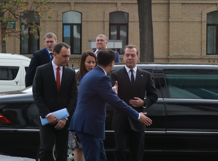 Дмитрий Медведев в Ташкенте. Фото на память