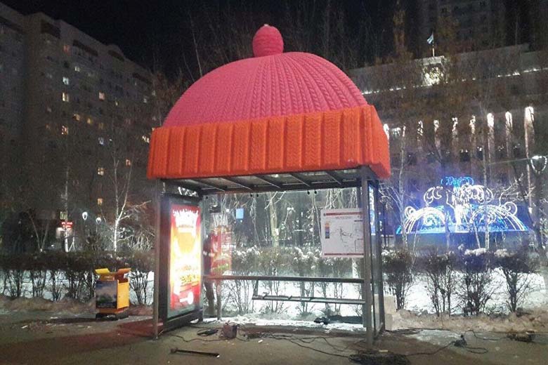 Остановки в столице покрылись шапочками с помпоном