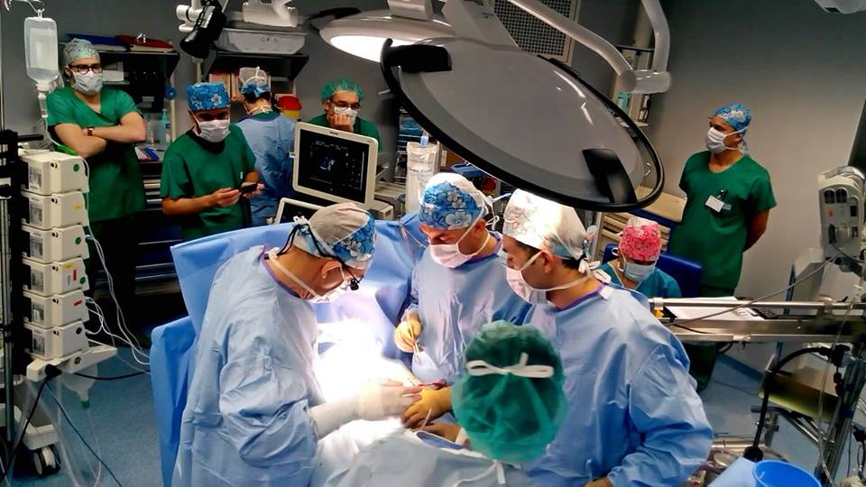 Газ во время операции. Хирурги Узбекистана. Хирург трансплантолог. Хирург доктор Узбекистан.