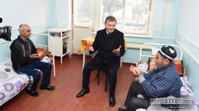 Мирзиеев не сдержал слез в больнице Янгиюля