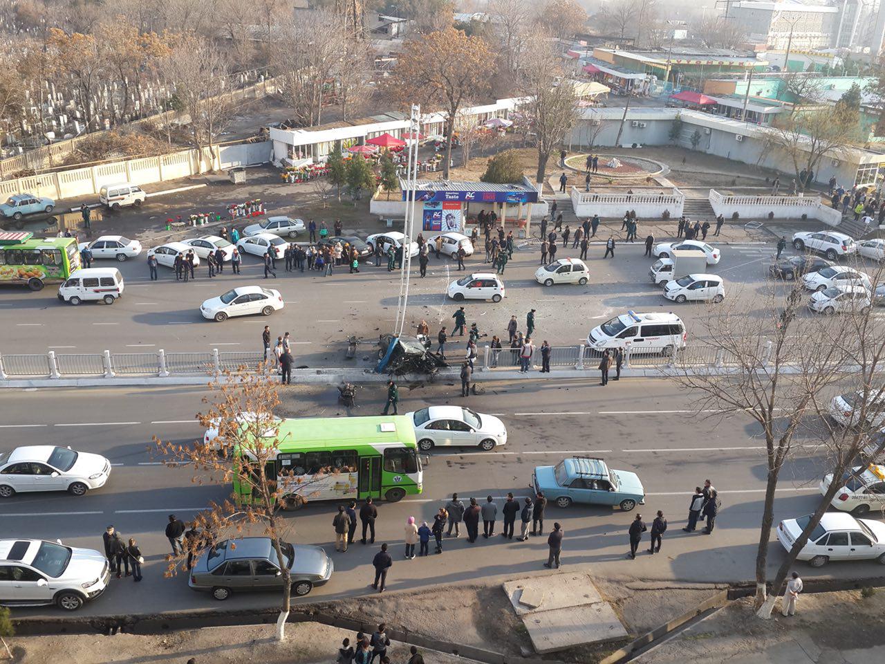 «Lacetti» влетел в столб на ташкентской улице Боткина