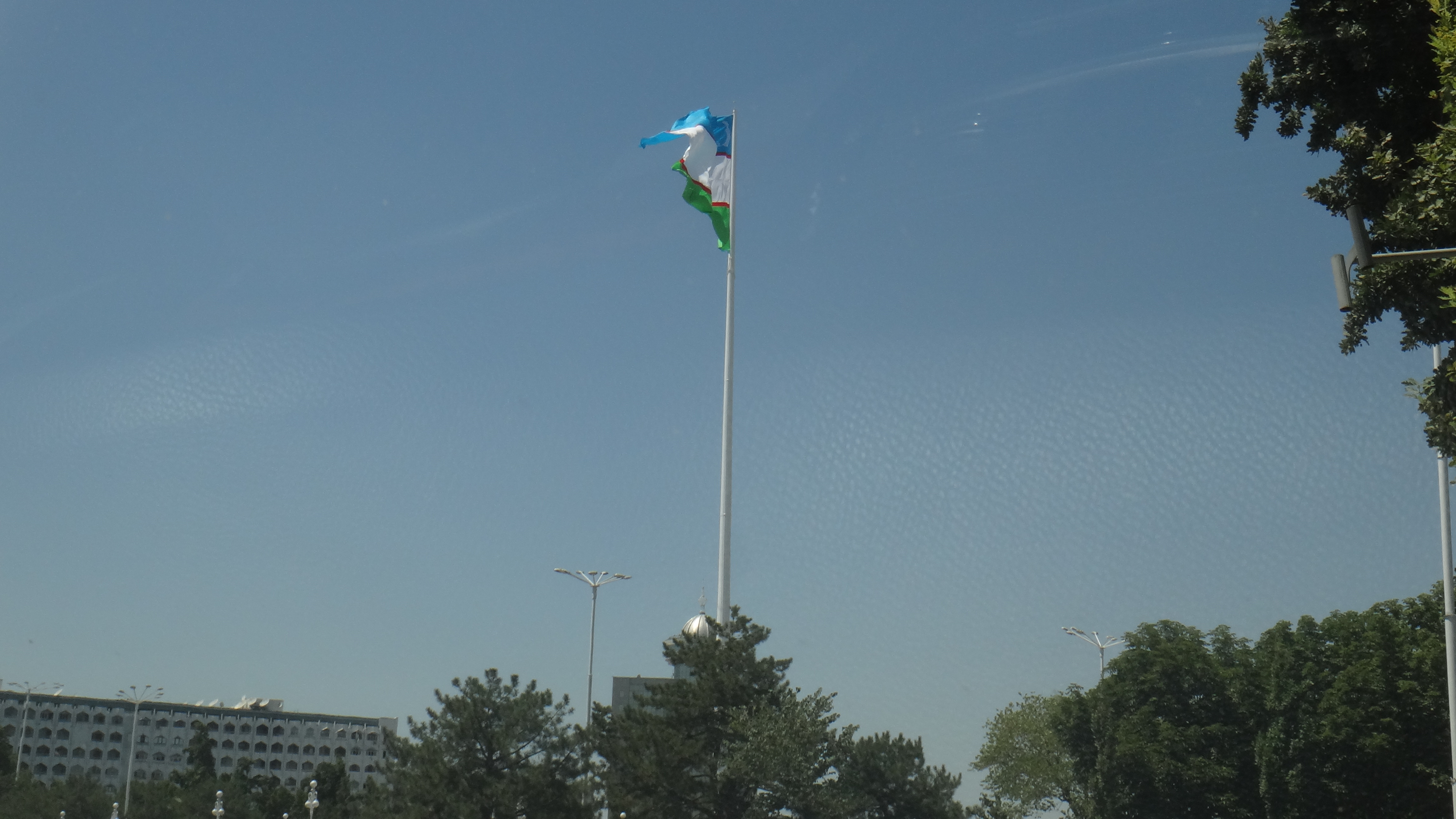 На площади Дружбы народов поднят самый большой флаг в стране