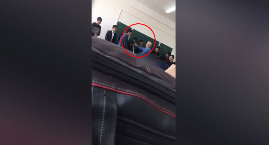 В Бухаре преподаватель вуза накинулся на студентов