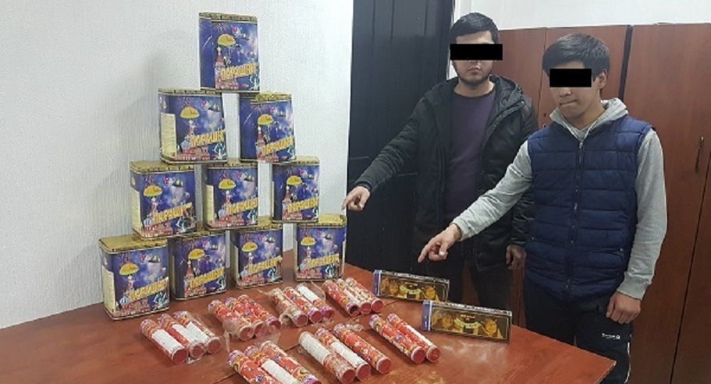 Продавцов пиротехники повязали на остановке в Юнусабаде