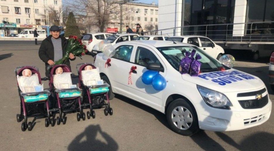 Родители Шавката, Миромона и Мирзиё получили в подарок автомобиль