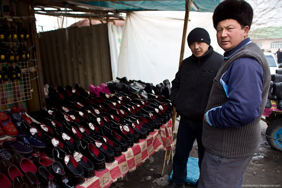 Маси погода. Узбекская обувь. Национальная обувь таджиков. Узбекские калоши. Рынок обуви.
