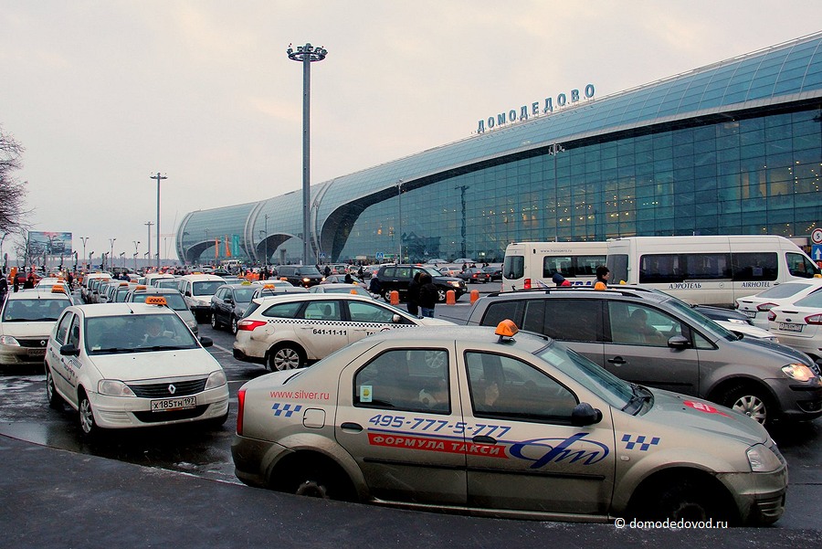 В Домодедово узбека ограбили земляки-таксисты