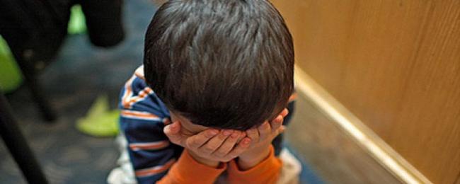 В Ангрене воспитательница детсада выбила зубы малышу
