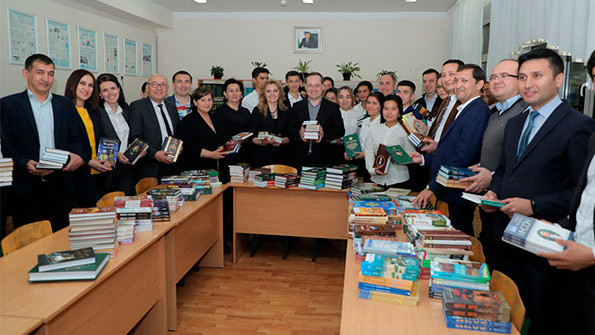 Узбекские министры дарят личные библиотеки детям
