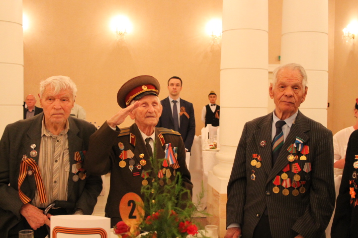 Посольский прием закончился «Днем Победы»