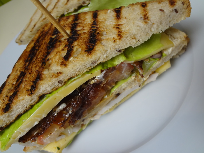 15 сергелийцев отравились сэндвичами в кафе: трое в реанимации