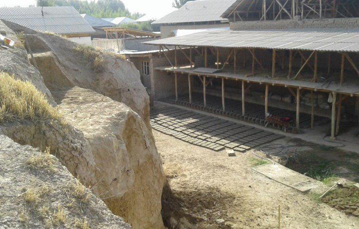 Андижанцы растащили археологический мемориал на кирпичи