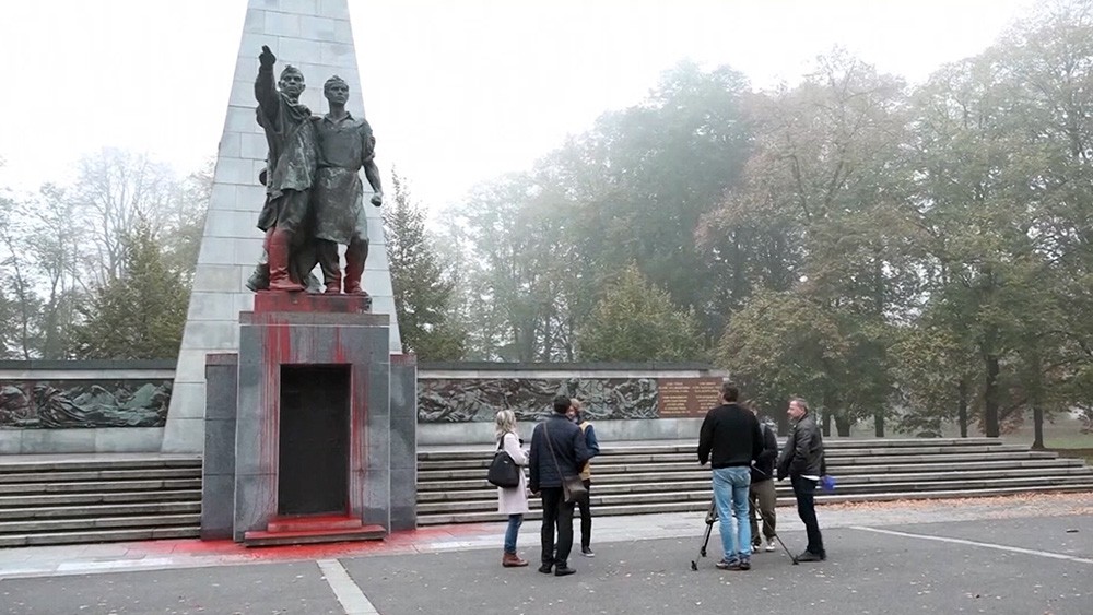 "Европейцы" осквернили братскую могилу воинов Красной армии