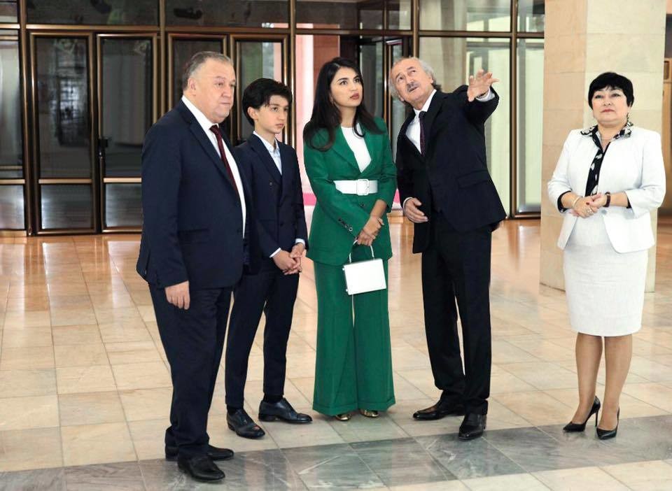 Работы внука Мирзиеева появились на выставке в Академии художеств