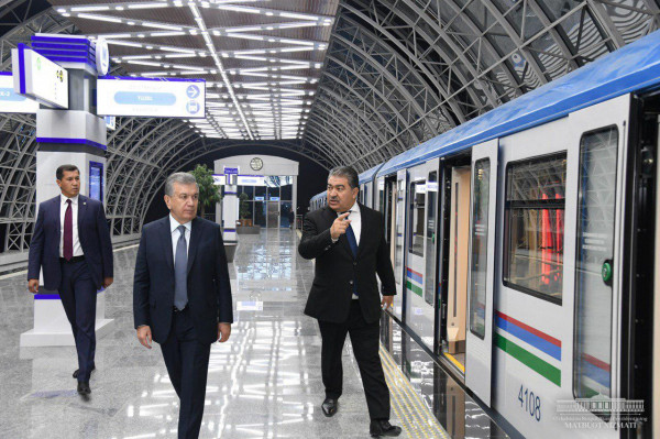 Шавкат Мирзиеев прокатился между новыми станциями метро