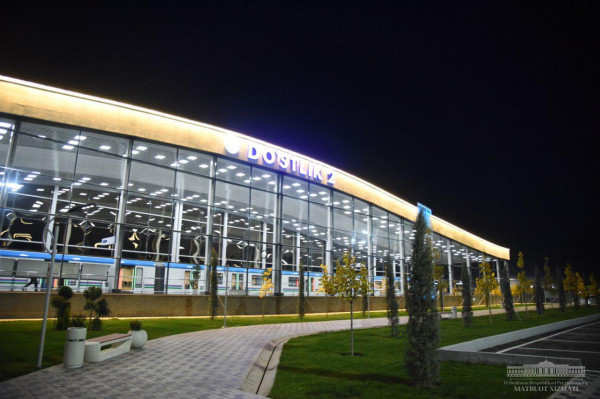 Шавкат Мирзиеев прокатился между новыми станциями метро