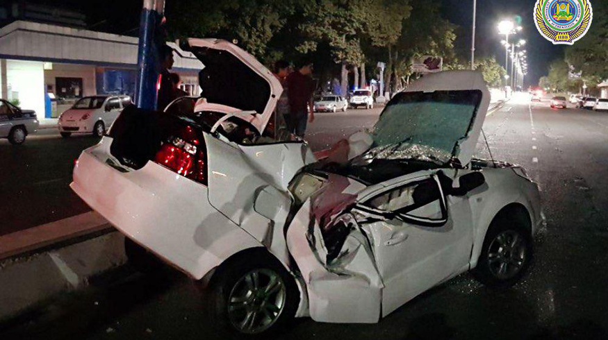 Ташкентский лихач влетел в столб "по доверенности"