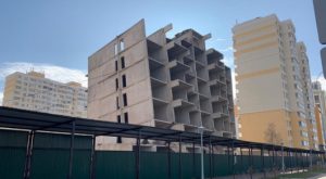 Столичная недостроенная высотка дала крен