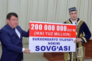 Хоким Сурхандарьи одарил чемпиона мира по боксу 200 млн сумов