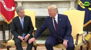 Трамп цапнул за коленку президента Финляндии