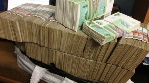 Сторож и медбрат получали послеродовые пособия в Джизаке