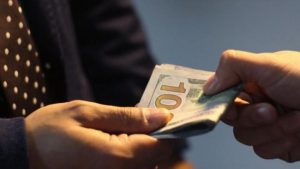 Преподаватель педуниверситета пойман на 500-долларовой взятке в Ташкенте