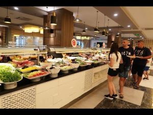 Россиян застыдили за вынос еды из отеля в Турции