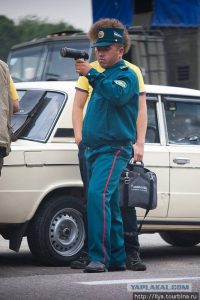 За сорванный нагрудный знак, рацию и жезл – 10 месяцев тюрьмы