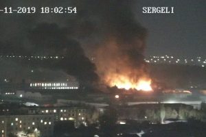 Крупный пожар возник в промзоне на Сергели