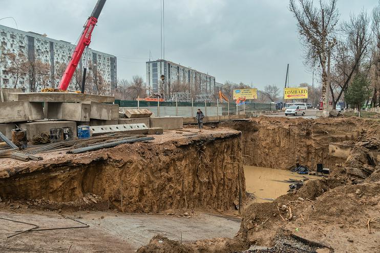 Люди оставляют цветы у обвала метро в Ташкенте