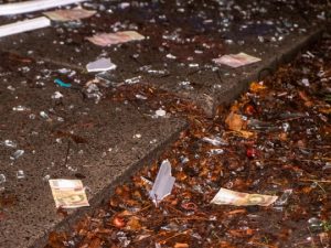 Взрыв банка обрушил «денежный дождь» в Киеве