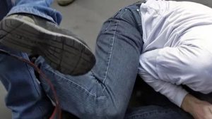 Местный житель избил первокурсника в общежитии в Бухаре