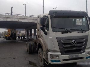 Грузовику оторвало кузов под мостом на Чиланзаре