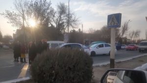 Группа домохозяек перекрыла дорогу в Хорезме