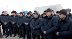 Хоким Андижана подарил теплые куртки рыночным сапожникам