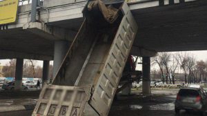 Грузовику оторвало кузов под мостом на Чиланзаре
