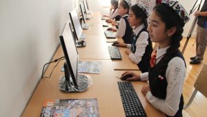 Узбекских школьников опрашивают о коррупции