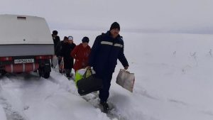 18 пассажиров автобусов вызволили из снежного плена в Джизаке