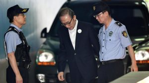 Экс-президент осужден на 17 лет за коррупцию в Южной Корее
