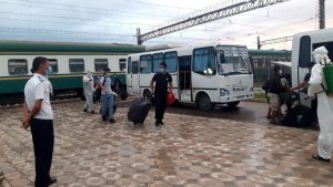 Почти тысячу узбекистанцев привезли на родину поездом из России