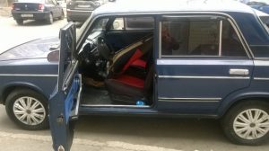 Наманганские красотки обчистили ВАЗ-2106 у рынка