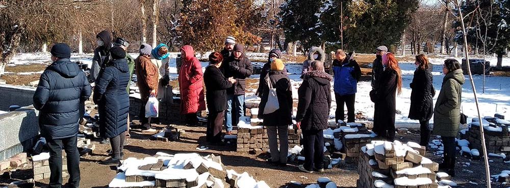 Казахи вырубают парк в центре Ташкента