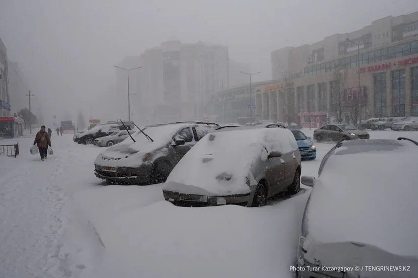Казахскую столицу занесло снежной мглой